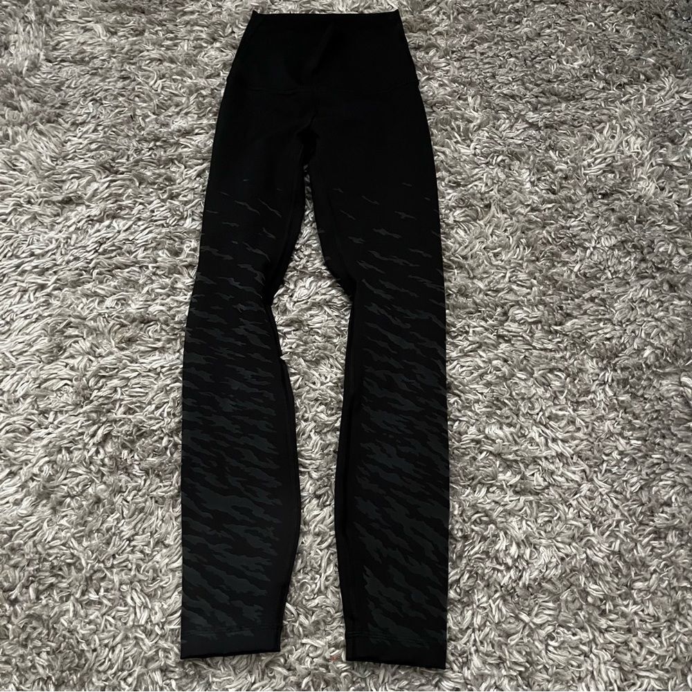 Lululemon limited edition gold logo wunder under 25” leggings size 0